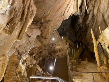 Vallorbe mağaraları veya Grotte de l 'Orbe (Grottes de Vallorbe veya die Grotten von Vallorbe) - Vaud Kantonu, İsviçre (Kanton Waadt, Schweiz)