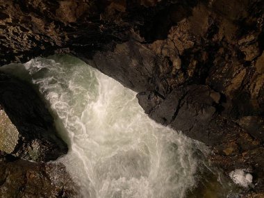 Vallorbe mağaraları veya Grotte de l 'Orbe (Grottes de Vallorbe veya die Grotten von Vallorbe) - Vaud Kantonu, İsviçre (Kanton Waadt, Schweiz)
