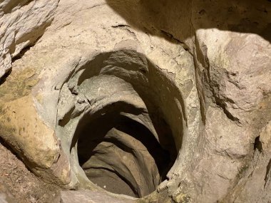 Vallorbe mağaraları veya Grotte de l 'Orbe (Grottes de Vallorbe veya die Grotten von Vallorbe) - Vaud Kantonu, İsviçre (Kanton Waadt, Schweiz)