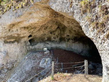 Küçük Periler Mağarası (Petite Grotte aux Fees or Grottes aux Fees de Vallorbe) oder die kleine Hoehle der Feen, Vallorbe - Vaud Kantonu, İsviçre (Kanton Waadt, Schweiz)