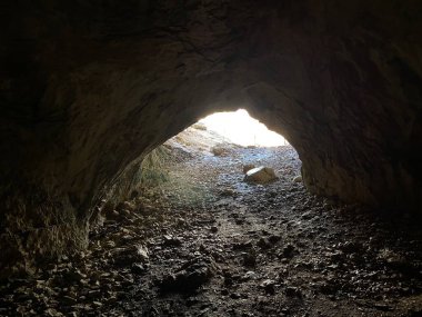 Küçük Periler Mağarası (Petite Grotte aux Fees or Grottes aux Fees de Vallorbe) oder die kleine Hoehle der Feen, Vallorbe - Vaud Kantonu, İsviçre (Kanton Waadt, Schweiz)