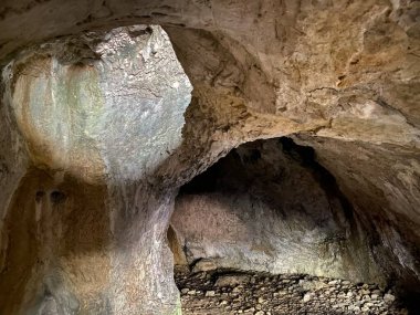 Küçük Periler Mağarası (Petite Grotte aux Fees or Grottes aux Fees de Vallorbe) oder die kleine Hoehle der Feen, Vallorbe - Vaud Kantonu, İsviçre (Kanton Waadt, Schweiz)