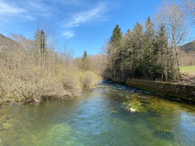 Orbe Nehri 'nin, mağara veya bahar ile Vallorbe (der Fluss Orbe veya le fleuve de l' Orbe), Vallorbe - Vaud Kantonu, İsviçre (Kanton Waadt, Schweiz)
