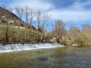Orbe Nehri 'nin, mağara veya bahar ile Vallorbe (der Fluss Orbe veya le fleuve de l' Orbe), Vallorbe - Vaud Kantonu, İsviçre (Kanton Waadt, Schweiz)
