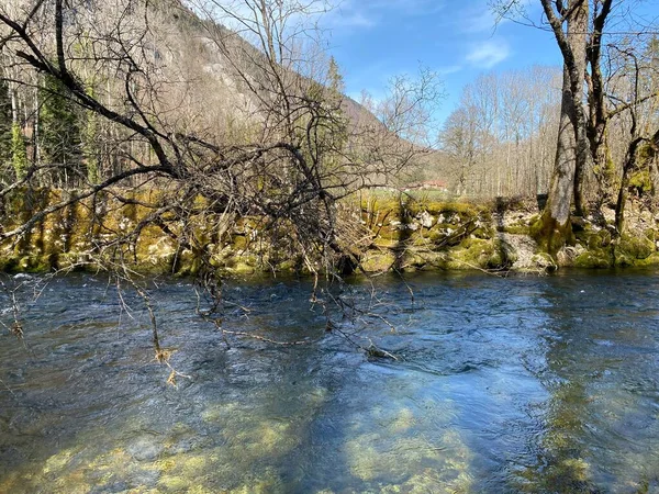 Curso Rio Orbe Entre Caverna Nascente Assentamento Vallorbe Der Fluss — Fotografia de Stock