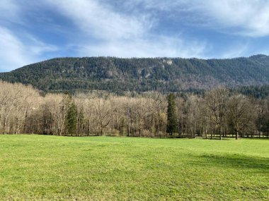 Orbe Nehri vadisinde ve Jura Dağı yamacının eteklerinde, Vallorbe - Vaud Kantonu, İsviçre (Kanton Waadt, Schweiz)