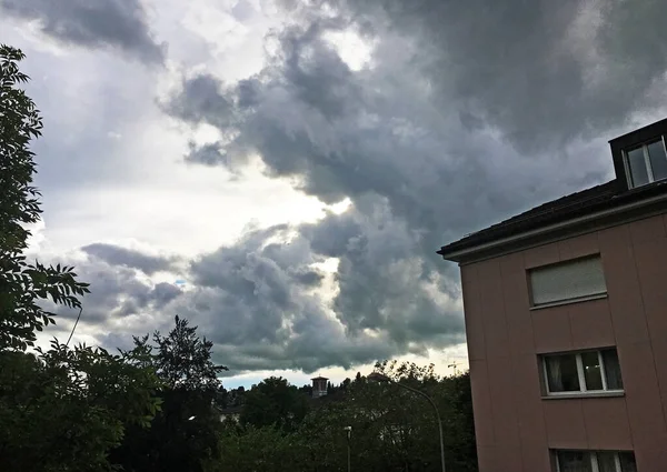 Δραματικά Σύννεφα Νωρίς Βράδυ Και Πριν Από Την Καλοκαιρινή Καταιγίδα — Φωτογραφία Αρχείου