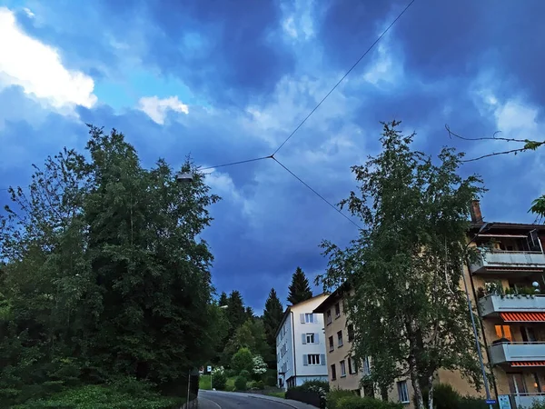 傍晚早些时候和夏季风暴前的戏剧性云彩 瑞士圣加仑 施韦兹 — 图库照片