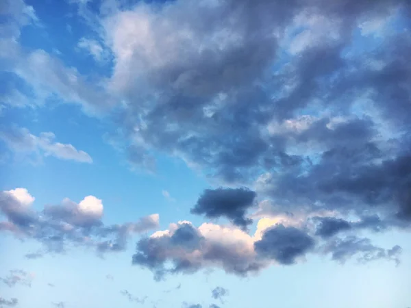 Uma Mistura Nuvens Brancas Cinzentas Com Fundo Azul Sobre Alpes — Fotografia de Stock