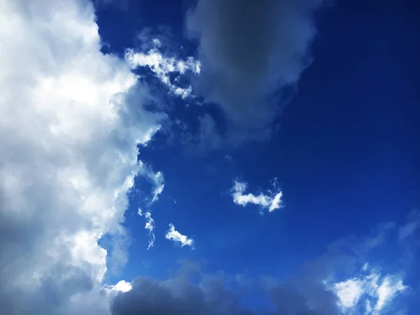 Una Mezcla Nubes Blancas Grises Con Fondo Azul Sobre Los — Foto de Stock