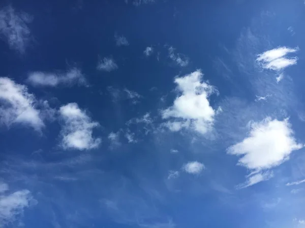 Καθαρά Άσπρα Σύννεφα Άνοιξη Στον Καθαρό Ουρανό Πάνω Από Την — Φωτογραφία Αρχείου