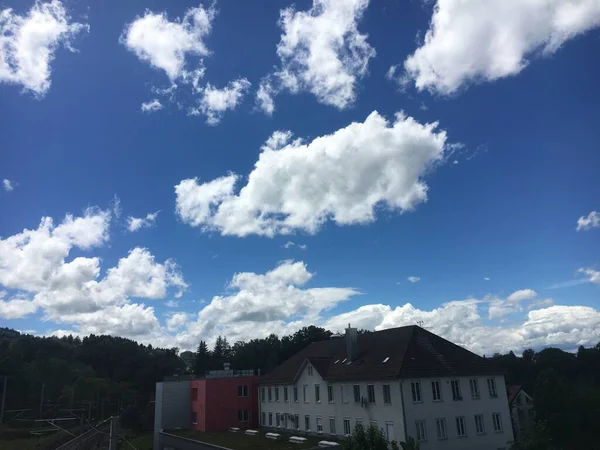 Reine Weiße Frühlingswolken Klaren Himmel Über Der Schweizer Stadt Gallen — Stockfoto