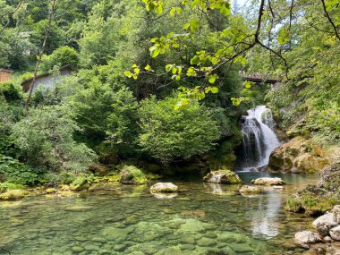 Vintgar Vadisi 'ndeki Sum Falls ya da Bled Gorge - Bled, Slovenya (Triglav Ulusal Parkı) - Der Wasserfall Sum (Sumfall) am Ende der Vintgar-Klamm oder Vintgarklamm - Bled, Slowenien (Triglav-Nationalpark) / Slap