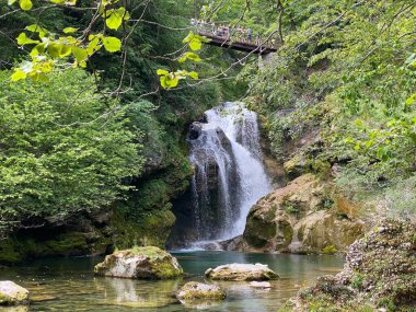Vintgar Vadisi 'ndeki Sum Falls ya da Bled Gorge - Bled, Slovenya (Triglav Ulusal Parkı) - Der Wasserfall Sum (Sumfall) am Ende der Vintgar-Klamm oder Vintgarklamm - Bled, Slowenien (Triglav-Nationalpark) / Slap