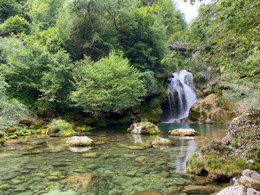 Vintgar Vadisi 'ndeki Sum Falls ya da Bled Gorge - Bled, Slovenya (Triglav Ulusal Parkı) - Der Wasserfall Sum (Sumfall) am Ende der Vintgar-Klamm oder Vintgarklamm - Bled, Slowenien (Triglav-Nationalpark) / Slap