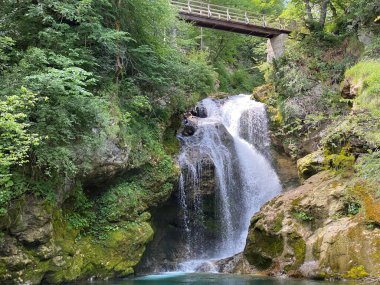 Vintgar Vadisi 'ndeki Sum Falls ya da Bled Gorge - Bled, Slovenya (Triglav Ulusal Parkı) - Der Wasserfall Sum (Sumfall) am Ende der Vintgar-Klamm oder Vintgarklamm - Bled, Slowenien (Triglav-Nationalpark) / Slap