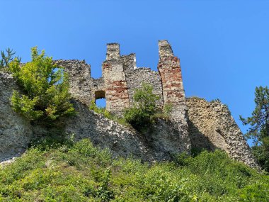 Kale kalesi Ruzica mezunu veya Utvrda Ruzica mezunu ili Tvrdjava Ruzica mezunu, Duzluk - Orahovica, Hırvatistan (Slavonija, Hrvatska)