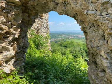 Kale kalesi Ruzica mezunu veya Utvrda Ruzica mezunu ili Tvrdjava Ruzica mezunu, Duzluk - Orahovica, Hırvatistan (Slavonija, Hrvatska)