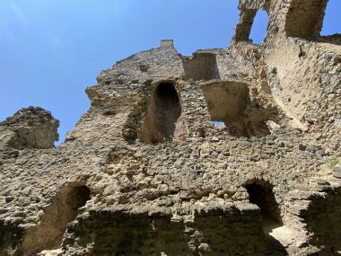 Kale kalesi Ruzica mezunu veya Utvrda Ruzica mezunu ili Tvrdjava Ruzica mezunu, Duzluk - Orahovica, Hırvatistan (Slavonija, Hrvatska)