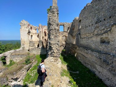 Kale kalesi Ruzica mezunu veya Utvrda Ruzica mezunu ili Tvrdjava Ruzica mezunu, Duzluk - Orahovica, Hırvatistan (Slavonija, Hrvatska)