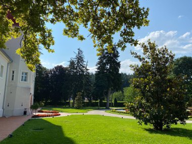 Hırvatistan 'ın Kutjevu kentindeki Turkoviç şatosu etrafındaki bir park ya da park anıtı (Park u Kutjevu spomenik parkovne arhitekture ili perivoj oko dvorca Turkovic u Kutjevu, Hrvatska)