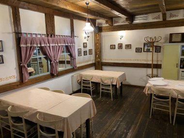 Restoranın içi tipik bir Gorski Kotar evi tarzında döşenmiş ve dekore edilmiştir - Delnice, Hırvatistan / Bularasnjost restorana namjestena i uredjena u stilu tipicne stare goranske kuce - Delnice, Hrvatska
