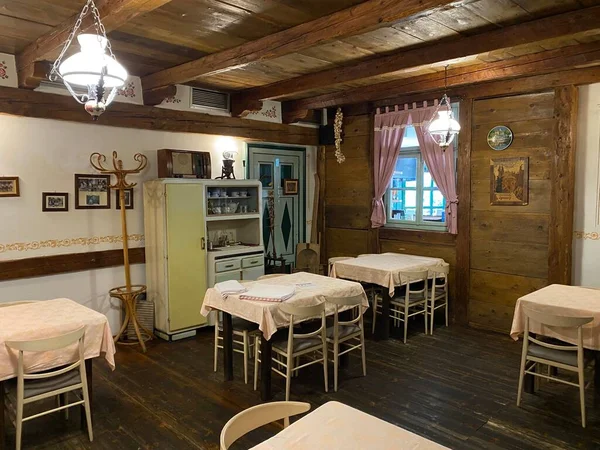 Restoranın içi tipik bir Gorski Kotar evi tarzında döşenmiş ve dekore edilmiştir - Delnice, Hırvatistan / Bularasnjost restorana namjestena i uredjena u stilu tipicne stare goranske kuce - Delnice, Hrvatska
