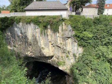 Jula 'nın Gornja Dobra nehir kanyonunun sonundaki uçurumu - Ogulin, Hırvatistan (Djulin ponor na kraju kanjona rijeke Gornje Dobre - Ogulin, Hrvatska, Hrvatska)