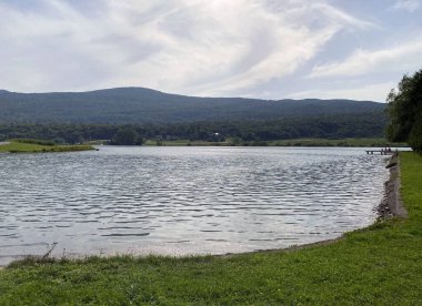 Sabljaci gölü veya yapay göl Sabljaci - Ogulin, Hrvatska (Umjetno jezero Sabljaci ili Akumulacijsko Jezero Sabljaci u blizini Ogulina, Hrvatska)