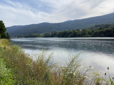 Sabljaci gölü veya yapay göl Sabljaci - Ogulin, Hrvatska (Umjetno jezero Sabljaci ili Akumulacijsko Jezero Sabljaci u blizini Ogulina, Hrvatska)