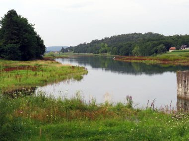 Sabljaci gölü veya yapay göl Sabljaci - Ogulin, Hrvatska (Umjetno jezero Sabljaci ili Akumulacijsko Jezero Sabljaci u blizini Ogulina, Hrvatska)