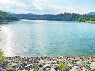 Fuzine veya Benkovac Fuzinski Gölü yakınlarındaki Lepenica Gölü - Gorski kotar, Hırvatistan (Umjetno jezero Lepenica ili akumulacijsko jezero Lepenica, Benkovac Fuzinski - Gorski kotar, Hrvatska)