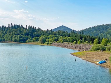 Fuzine veya Benkovac Fuzinski Gölü yakınlarındaki Lepenica Gölü - Gorski kotar, Hırvatistan (Umjetno jezero Lepenica ili akumulacijsko jezero Lepenica, Benkovac Fuzinski - Gorski kotar, Hrvatska)