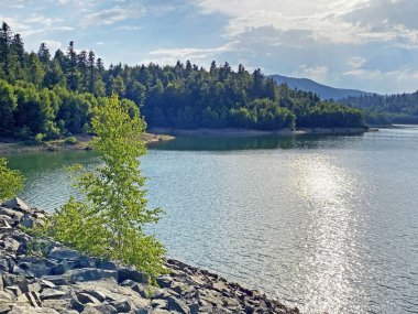 Fuzine veya Benkovac Fuzinski Gölü yakınlarındaki Lepenica Gölü - Gorski kotar, Hırvatistan (Umjetno jezero Lepenica ili akumulacijsko jezero Lepenica, Benkovac Fuzinski - Gorski kotar, Hrvatska)