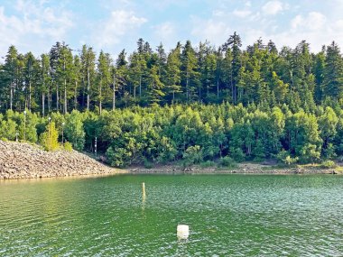 Fuzine veya Benkovac Fuzinski Gölü yakınlarındaki Lepenica Gölü - Gorski kotar, Hırvatistan (Umjetno jezero Lepenica ili akumulacijsko jezero Lepenica, Benkovac Fuzinski - Gorski kotar, Hrvatska)