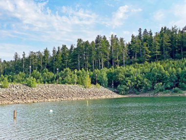 Fuzine veya Benkovac Fuzinski Gölü yakınlarındaki Lepenica Gölü - Gorski kotar, Hırvatistan (Umjetno jezero Lepenica ili akumulacijsko jezero Lepenica, Benkovac Fuzinski - Gorski kotar, Hrvatska)