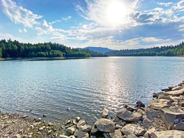 Fuzine veya Benkovac Fuzinski Gölü yakınlarındaki Lepenica Gölü - Gorski kotar, Hırvatistan (Umjetno jezero Lepenica ili akumulacijsko jezero Lepenica, Benkovac Fuzinski - Gorski kotar, Hrvatska)
