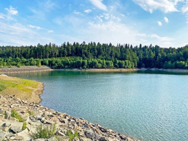 Fuzine veya Benkovac Fuzinski Gölü yakınlarındaki Lepenica Gölü - Gorski kotar, Hırvatistan (Umjetno jezero Lepenica ili akumulacijsko jezero Lepenica, Benkovac Fuzinski - Gorski kotar, Hrvatska)