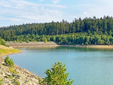 Fuzine veya Benkovac Fuzinski Gölü yakınlarındaki Lepenica Gölü - Gorski kotar, Hırvatistan (Umjetno jezero Lepenica ili akumulacijsko jezero Lepenica, Benkovac Fuzinski - Gorski kotar, Hrvatska)