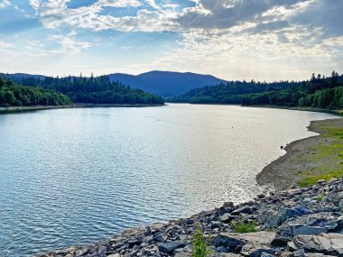 Fuzine veya Benkovac Fuzinski Gölü yakınlarındaki Lepenica Gölü - Gorski kotar, Hırvatistan (Umjetno jezero Lepenica ili akumulacijsko jezero Lepenica, Benkovac Fuzinski - Gorski kotar, Hrvatska)