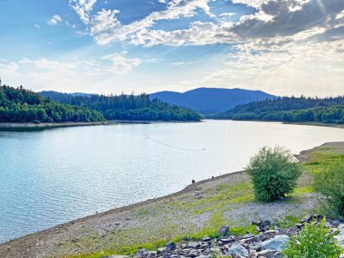 Fuzine veya Benkovac Fuzinski Gölü yakınlarındaki Lepenica Gölü - Gorski kotar, Hırvatistan (Umjetno jezero Lepenica ili akumulacijsko jezero Lepenica, Benkovac Fuzinski - Gorski kotar, Hrvatska)