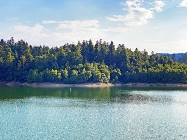 Fuzine veya Benkovac Fuzinski Gölü yakınlarındaki Lepenica Gölü - Gorski kotar, Hırvatistan (Umjetno jezero Lepenica ili akumulacijsko jezero Lepenica, Benkovac Fuzinski - Gorski kotar, Hrvatska)