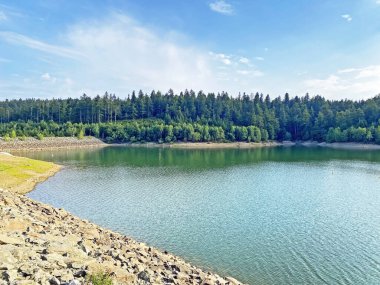 Fuzine veya Benkovac Fuzinski Gölü yakınlarındaki Lepenica Gölü - Gorski kotar, Hırvatistan (Umjetno jezero Lepenica ili akumulacijsko jezero Lepenica, Benkovac Fuzinski - Gorski kotar, Hrvatska)
