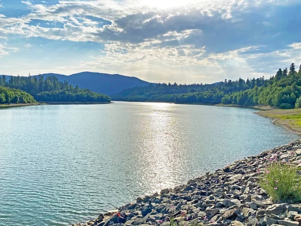 Fuzine veya Benkovac Fuzinski Gölü yakınlarındaki Lepenica Gölü - Gorski kotar, Hırvatistan (Umjetno jezero Lepenica ili akumulacijsko jezero Lepenica, Benkovac Fuzinski - Gorski kotar, Hrvatska)
