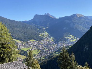 Gül Bahçesi Uhrerhof (Avrupa 'nın en yüksek gül bahçesi) veya Rosarium Uhrerhof (Hoechstgelegener Rosengarten Europas) veya Roseto Ortisei - Güney Tyrol, İtalya (Suedtirol, Italien))