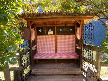 Gül Bahçesi Uhrerhof (Avrupa 'nın en yüksek gül bahçesi) veya Rosarium Uhrerhof (Hoechstgelegener Rosengarten Europas) veya Roseto Ortisei - Güney Tyrol, İtalya (Suedtirol, Italien))