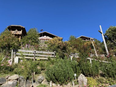 Gül Bahçesi Uhrerhof (Avrupa 'nın en yüksek gül bahçesi) veya Rosarium Uhrerhof (Hoechstgelegener Rosengarten Europas) veya Roseto Ortisei - Güney Tyrol, İtalya (Suedtirol, Italien))