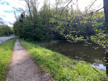 Trakoscan Gölü çevresindeki eğitim yolu 'Poucna staza' - Vila ili staze za setnju i rekreaciju oko Trakoscanskog jezera (Hrvatsko Zagorje, Hrvatska)