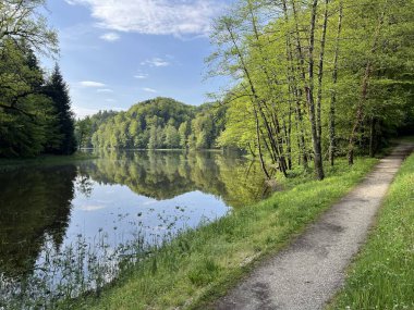 Trakoscan Gölü çevresindeki eğitim yolu 'Poucna staza' - Vila ili staze za setnju i rekreaciju oko Trakoscanskog jezera (Hrvatsko Zagorje, Hrvatska)
