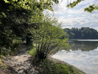 Trakoscan Gölü çevresindeki eğitim yolu 'Poucna staza' - Vila ili staze za setnju i rekreaciju oko Trakoscanskog jezera (Hrvatsko Zagorje, Hrvatska)